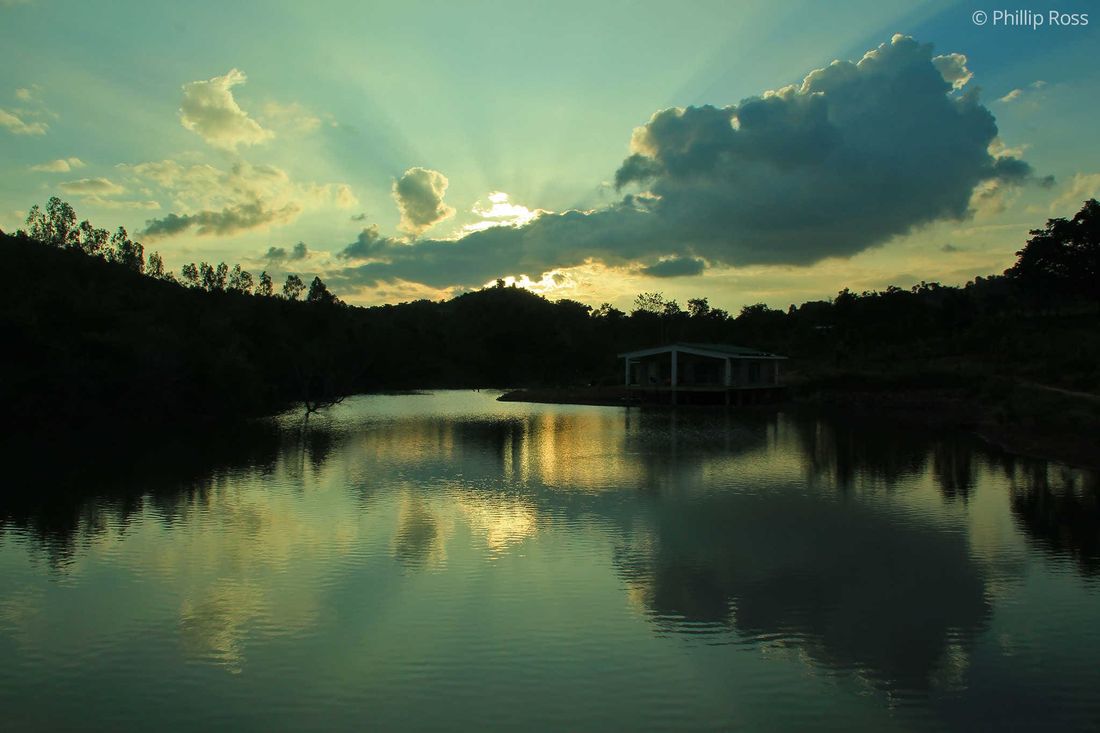Sunset over the lake at The Outback Farm and Homestay